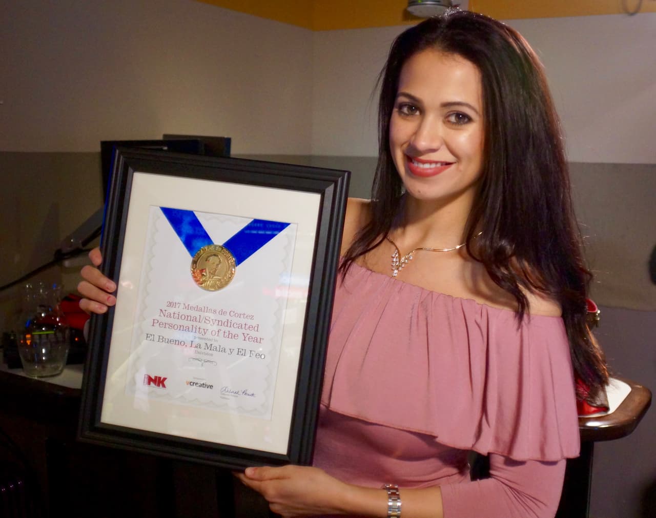 <a href="http://https://www.facebook.com/carlamedranoo/">Carla Medrano</a> muy orgullosa de su equipo de trabajo y una vez más agradecida por hacerla parte de este gran show ahora como la nueva Mala.