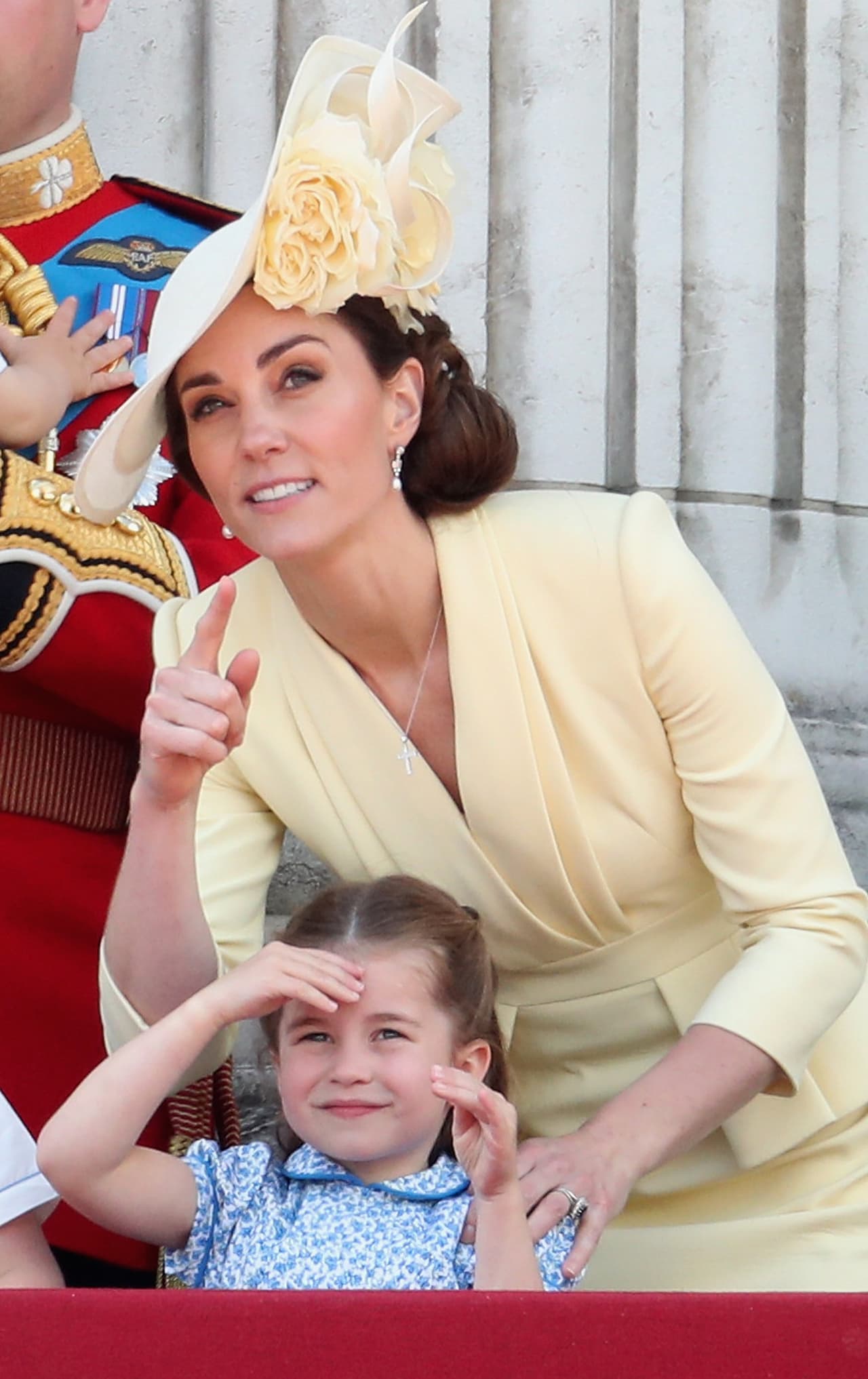 Curiosamente, la princesa estaba peinada con una trenza adornada con un pequeño listón azul marino. Hasta hoy se desconoce si Kate Middleton fue quien la peinó o tuvo que recurrir a alguien más para que la niña luciera espectacular.
<br>