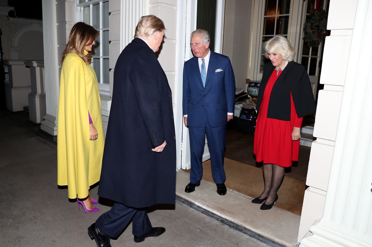 <b><a href="https://www.univision.com/temas/melania-trump">Melania Trump</a></b> llamó la atención por el atuendo que utilizó este martes 3 de diciembre para reunirse en Londres con el príncipe de Gales y su esposa, la duquesa de Cornualles.