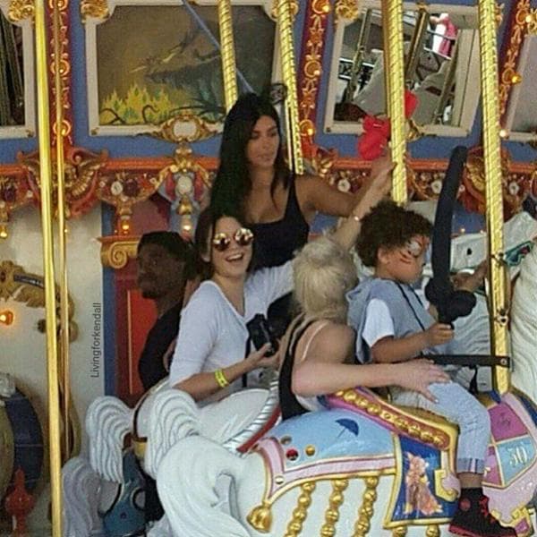 Amigos y familiares del clan Kardashian dieron amor a la pequeña hija de Kim y Kanye West dentro del maravilloso mundo de Disney.