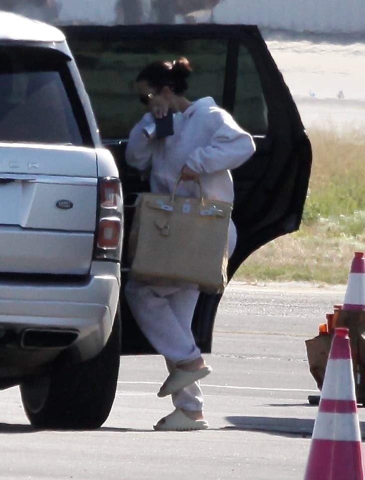 Mientras que ella 
<b><a href="https://www.univision.com/radio/el-free-guey/llorando-y-sola-regreso-a-los-angeles-kim-kardashian-tras-visitar-a-kanye-west-en-wyoming-video" target="_blank">regresó sola a Los Ángeles</a></b>, él se fue a su rancho de Wyoming para continuar los trabajos de su próximo disco. 
<br>