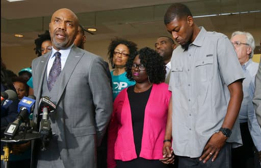 El abogado Daryl Washington junto a los padres del joven, Charmaine y Odell Edwards durante una rueda de prensa en mayo del 2017.