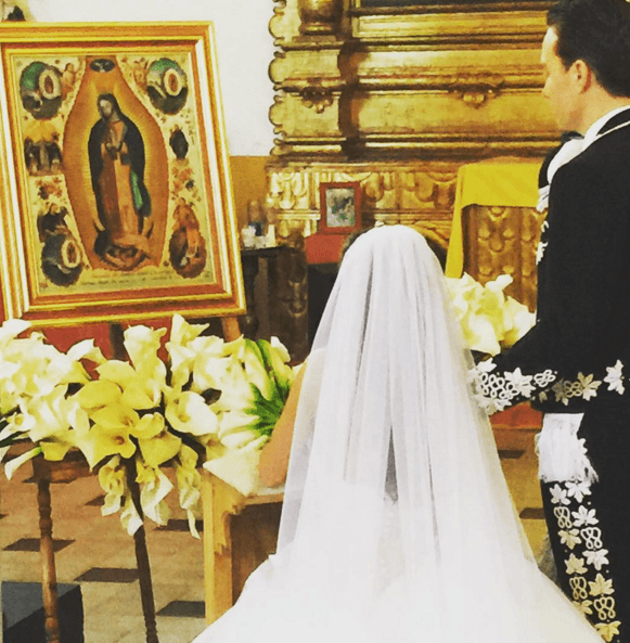 <b><a href="https://www.univision.com/entretenimiento/con-este-romantico-mensaje-anahi-celebro-su-tercer-aniversario-de-bodas-fotos">Su boda fue una celebración íntima</a></b>, se dieron el sí ante unas 50 personas, entre familiares y amigos.