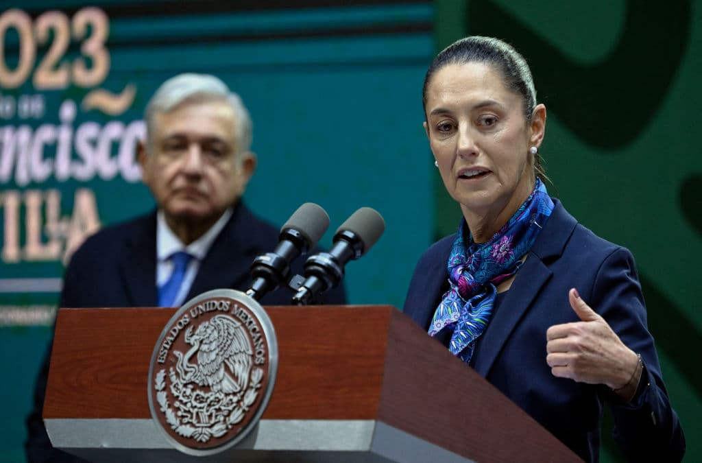 El presidente mexicano Andrés Manuel López Obrador (izq.) escucha a la alcaldesa de la Ciudad de México, Claudia Sheinbaum, durante una conferencia de prensa en la Ciudad de México el 20 de enero de 2023.