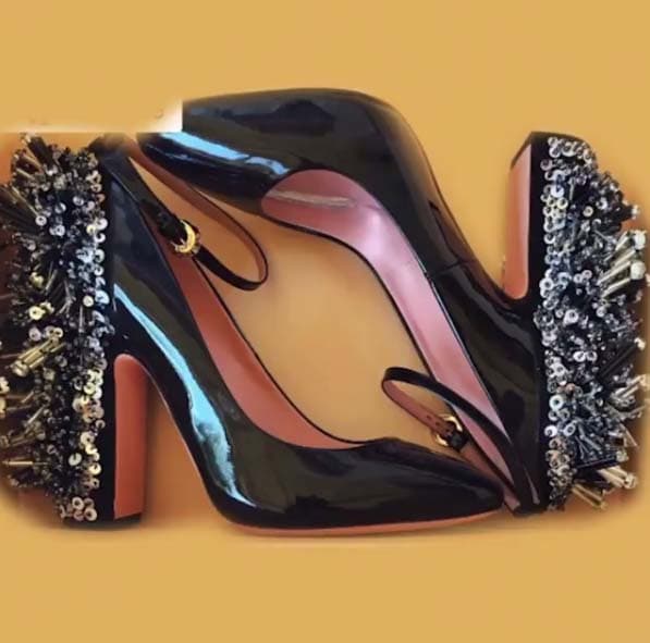 ¡Wow! El tacón de estos zapatos es simplemente impresionante.