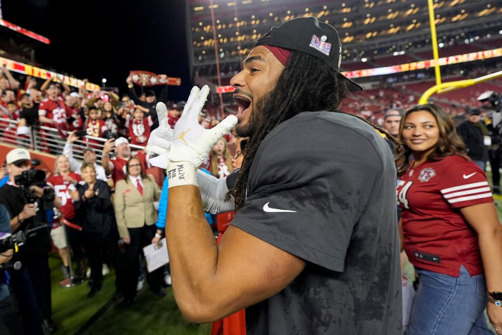 El apoyador de los 49ers de San Francisco, Fred Warner, celebra después de su victoria contra los Lions de Detroit en el partido de fútbol americano de la NFL por el Campeonato de la NFC en Santa Clara, California, el domingo 28 de enero de 2024. (Foto AP/David J. Phillip)