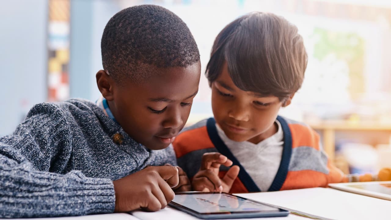 <h3 class="cms-H3-H3">En resumen 🔎</h3>
<br>HB 515 podría representar un cambio importante para las escuelas de Texas, que busca crear 
<b>un entorno más enfocado y menos influenciado por las distracciones digitales</b>. Aunque podría haber 
<b>preocupaciones válidas sobre la comunicación con los hijos</b>. Como padres, es esencial que nos mantengamos informados, hablemos con nuestros hijos sobre las implicaciones de esta ley y 
<b>busquemos maneras de usar la tecnología de forma saludable y responsable en casa</b>. Aunque puede haber ajustes en el camino, el objetivo final es que 
<b>nuestros hijos tengan un entorno escolar más saludable, productivo y seguro.</b>