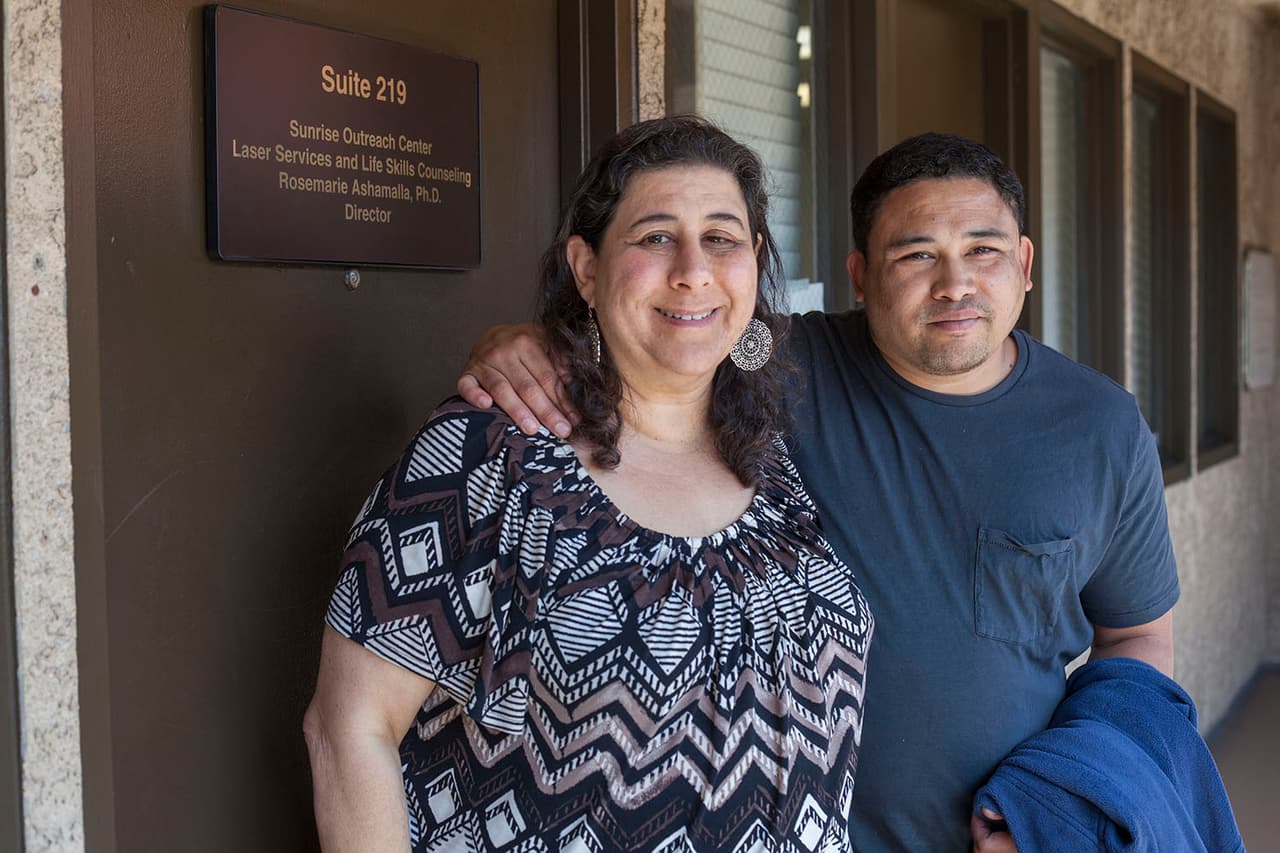 Por años, Rosemarie Ashamalla ha ayudado a cientos de personas a dar uno de los pasos fundamentales para salir de la criminalidad: remover sus tatuajes.