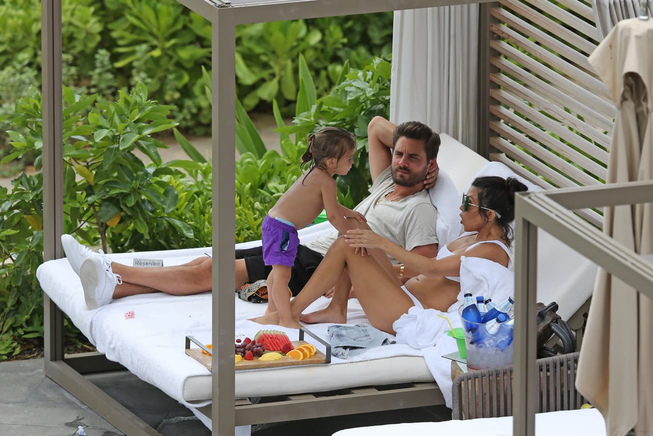 Atendiendo a sus pequeñines como cualquier padre de familia cuando venían de la piscina a preguntarles o buscar algo.