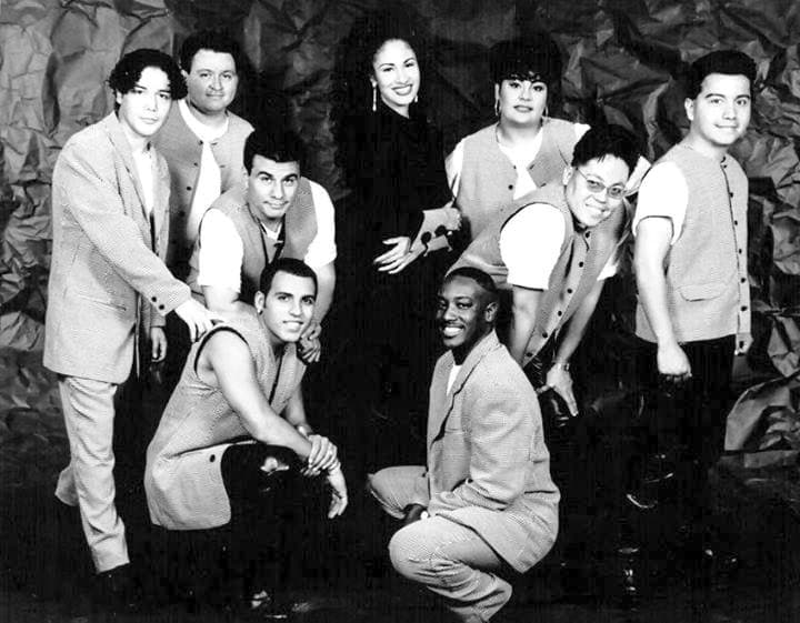 La pareja se conoció cuando A.B. Quintanilla lo integró como guitarrista de Los Dinos. Trabajando juntos, se enamoraron.