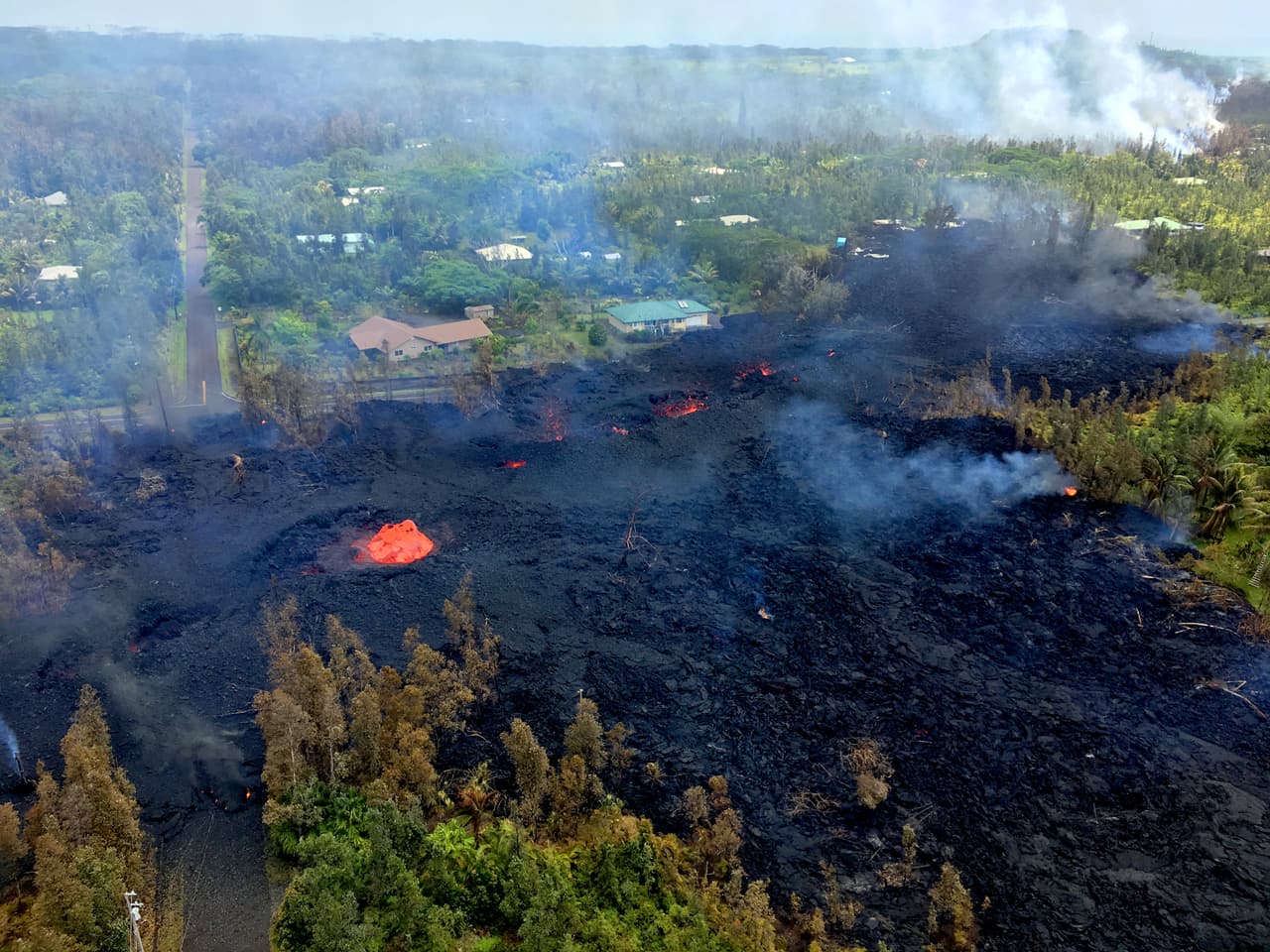 Este río de lava se prudujo por una fisura muy alejada del volcán que ha aparecido por primera vez en esa zona desde que se tienen registros de la actividad del Kilauea. La fisura que se abrió en la zona residencial Leilani Estates está a más de 10 millas del cráter principal.