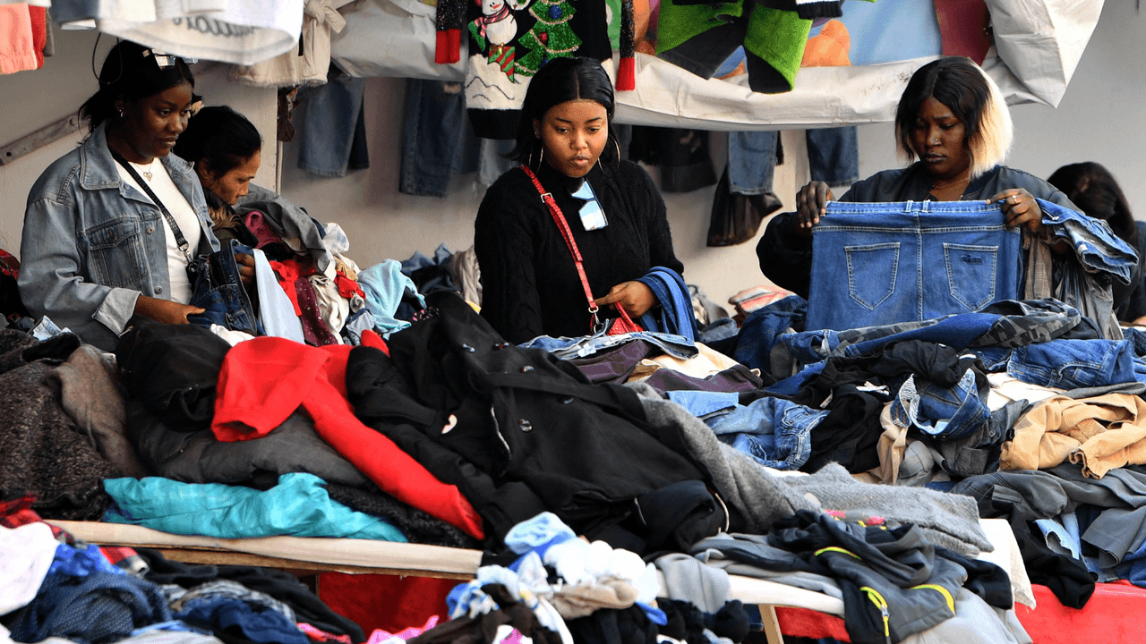 ¿La ropa de segunda mano (paca o de tianguis) dejó de ser accesible para ser un lujo de las clases altas? Internet debate al respecto.