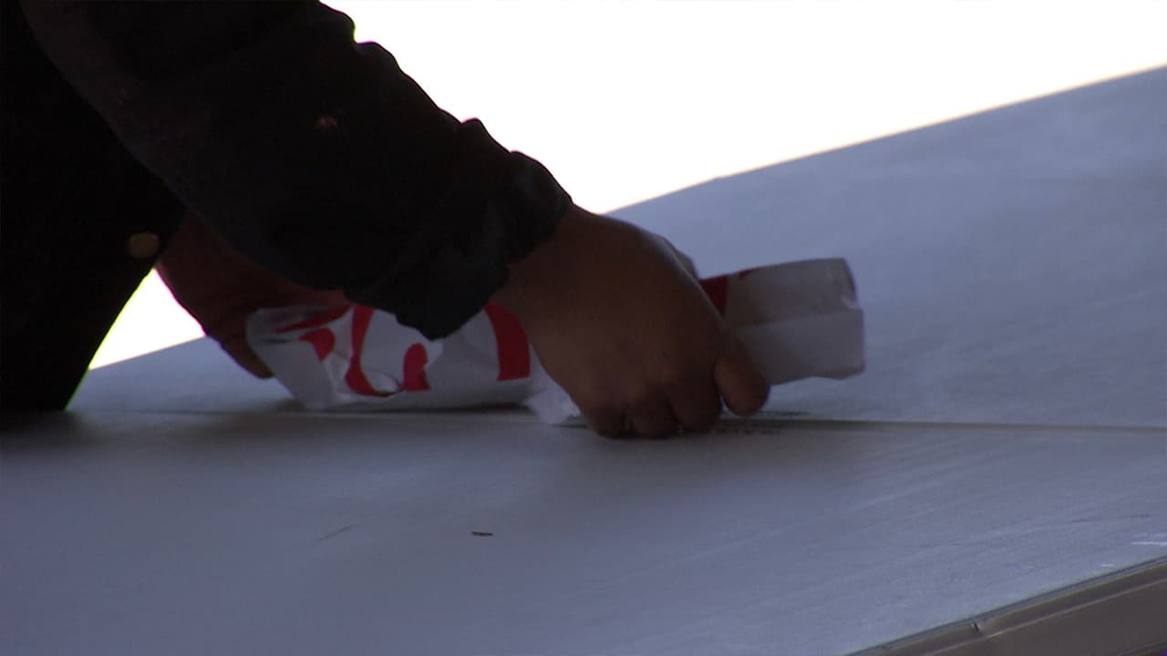 Los voluntarios trabajan desde horas muy tempranas en la repartición de comidas a niños y personas mayores.