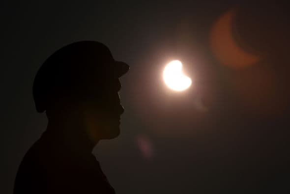 El eclipse se observa desde la estatua Miner's Family en Tonypandy en Gales, Reino Unido.
