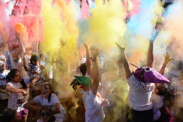 Por lo que se ve, estos corredores la pasaron muy bien en la carrera Kolorfest, en Guatemala. Luce bastante divertido.