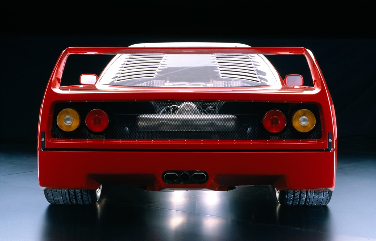 Estéticamente, otro detalle bastante distintivo del Ferrari F40 es la tapa de su motor fabricada empleando un polímero especial. Esto demuestra el gran esfuerzo de Ferrari por minimizar el peso de esta máquina.