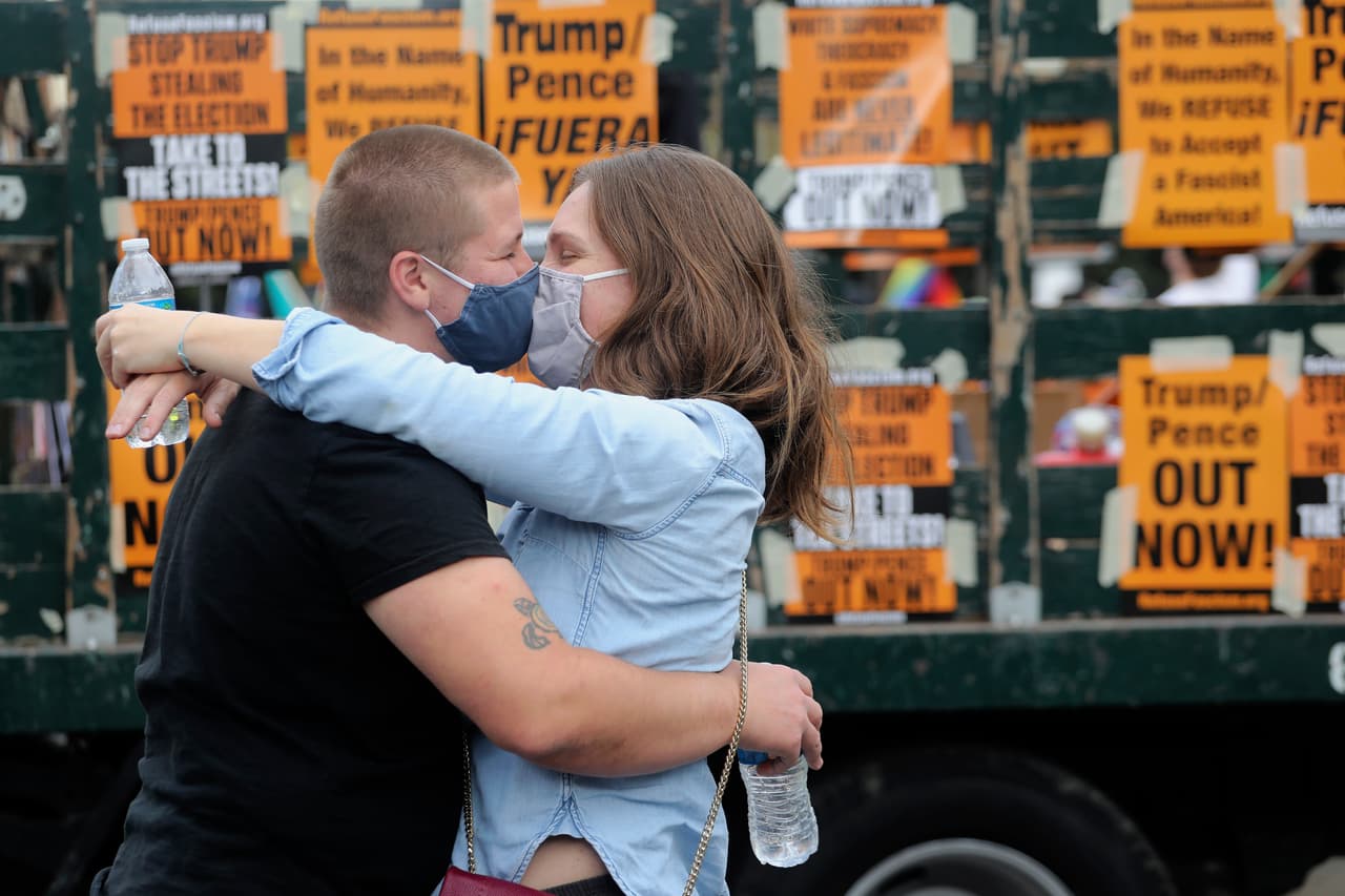 El amor también se hizo presente en medio de las fiestas callejeras tras el anuncio del triunfo de Jor Biden y Kamala Harris.