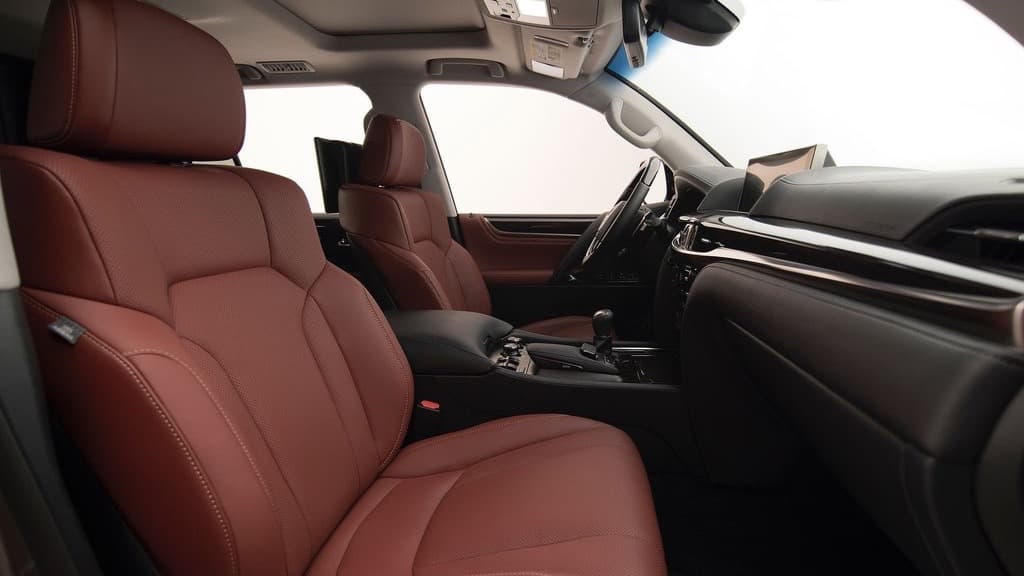 <b>89,880 dólares</b> te dan acceso a esta enorme camioneta y a toda su versatilidad todoterreno comandada por un motor V8 de 5.7 litros de 383 caballos de fuerza y 403 libras pie de torque. La
<b><a href="http://www.univision.com/noticias/pruebas-de-manejo/prueba-del-lexus-lx-570-2017-el-dia-que-hundi-al-inhundible" target="_blank">Lexus LX570</a></b> es una de las pocas camionetas que en su (lujosísimo) interior aún mantiene asientos laterales
<i>vis a vis</i> en el área de carga. Con todo el lujo de esperar en un Lexus el verdadero lujo de la LX 570 es lo lejos que te puede hacer llegar.