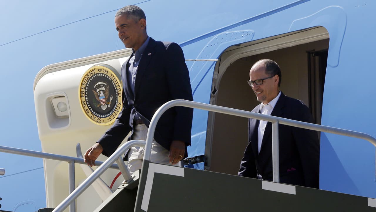 Barack Obama y Tom Pérez descienden del Air Force One en Milwaukee, WI, para asistir a un evento en 2014.