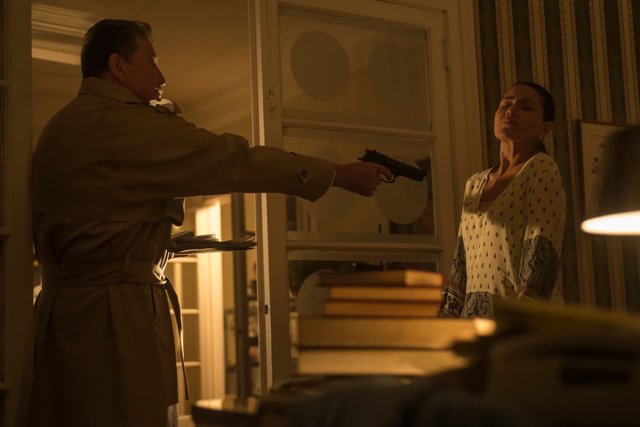 El general Blanco la amenazó con una pistola y le exigió la identidad de quien le había entregado los expedientes de su caso. Al verse acorralada, Gabriela Saavedra confesó y Blanco la asesinó a sangre fría de varios balazos.