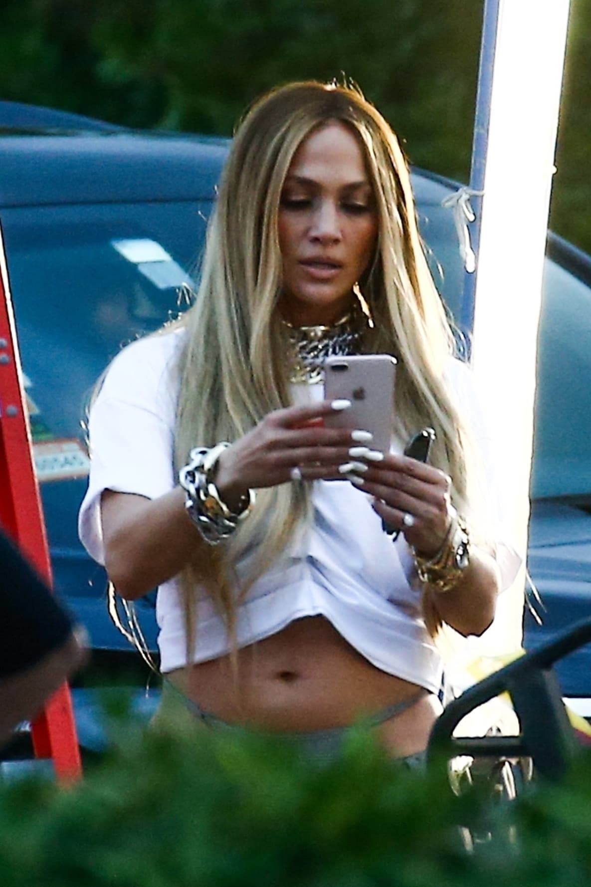 Para complementar el atuendo, Jlo utilizó gruesas cadenas doradas y plateadas.