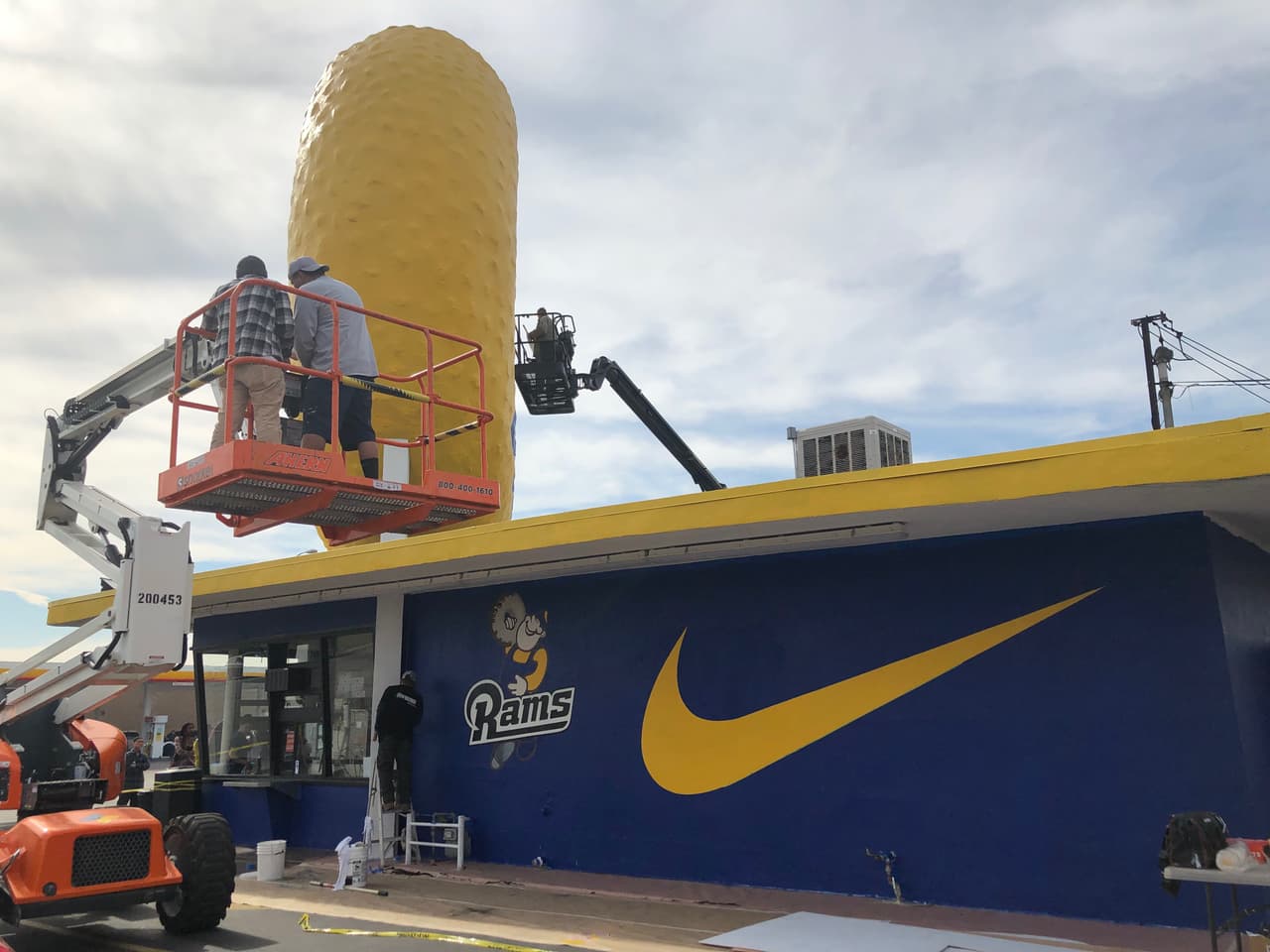 Una vez terminada la remodelación, el letrero que normalmente dice Randy’s Donuts dirá Ram’s Donuts.