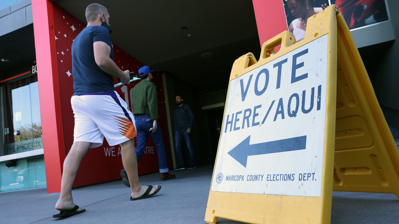 El próximo 30 de julio se llevarán a cabo las primarias en el estado, por lo que Adrián Fontes, secretario de Arizona, explica que en estos comicios se elegirán a los candidatos “que seguirán en la elección general en noviembre”. Asimismo, enfatizó que quienes deseen votar deberán registrarse antes del 1 de julio. Te contamos el paso a paso para hacerlo.