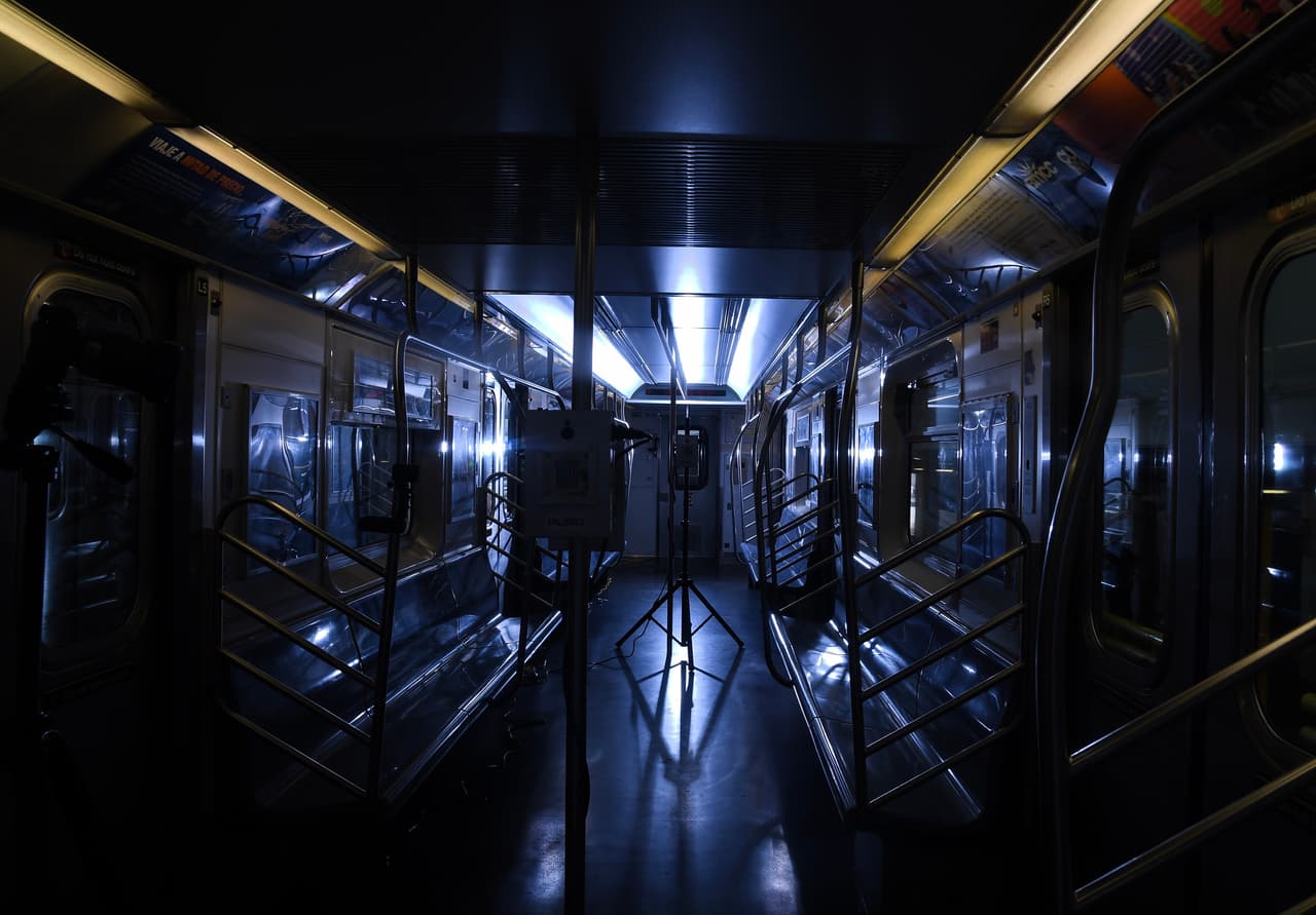 Por su parte, el presidente de la MTA, Pat Foye, indicó que la tecnología ultravioleta ha demostrado ser extremadamente efectiva y presuntamente tras su aplicación es cien porciento segura para los humanos.