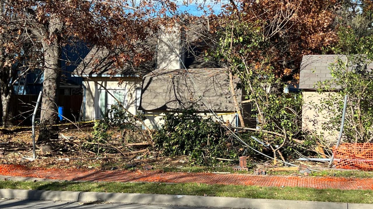 El impacto resultó en que el auto se estrellara contra 
<b>varias vallas residenciales, un poste de electricidad y, finalmente, un sólido pilar de hormigón</b>.
