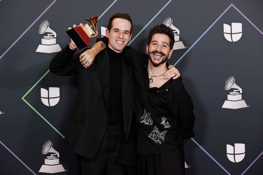 <h2 class="cms-H2-H2">Edgar Barrera</h2>
<br>
<br>Para ‘Edge’ como es conocido en el mundo de la música, no es nuevo estar nominado a los
<b>Latin GRAMMY</b>, es como otro día en la oficina. Con 30 años de edad, ya cuenta con 15 gramófonos en su historia, además de trabajar con grandes artistas como
<a href="https://www.univision.com/musica/una-millonada-canelo-alvarez-grupo-firme-para-los-xv-anos-de-su-hija" target="_blank">Grupo Firme</a> y Maluma, Camilo, Selena Gomez y J Lo.
<br>
<br>
<b>Sus nominaciones:</b>
<br>• Cada Quien (Grupo Firme & Maluma) (S) • Indigo (Camilo & Evaluna Montaner) (S)
<br>• Kesi Remix (Camilo & Shawn Mendes) (S) • 999 (Selena Gomez & Camilo) (S)
<br>• Pegao (Camilo) (S)
<br>• Pesadilla (Camilo) (S)
<br>• Sobrio (Maluma) (S)