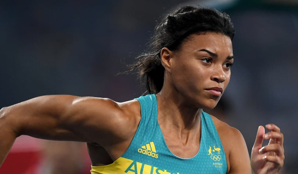 El peinado de 
<a href="https://www.instagram.com/morganmitch/?hl=es">Morgan Mitchell</a> es muy práctico y fácil de imitar. Para la semi final de los 400 metros, la corredora australiana tomó una sección del pelo lateral –justo el que está más pegado a la oreja- y lo torció sobre si mismo, para crear una especia de rulo. Hizo lo mismo del otro lado y los unió, con ayuda de una liga, junto con el resto del pelo en la parte trasera en una coleta media baja.