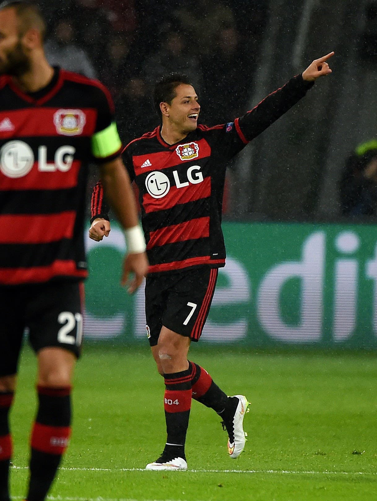 Bayer Leverkusen 4-3 Stuttgart: 'Chicharito' anotó en gran voltereta del Leverkusen