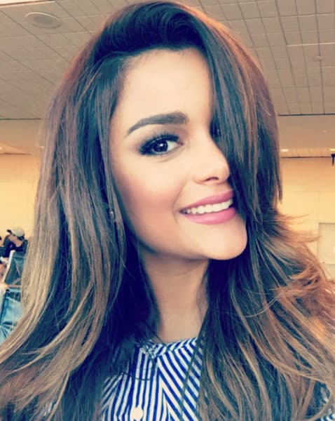 Cubrir parte del rostro con el pelo es una práctica que puede jugar a favor de algunas personas al momento de buscar una fotografía, 
<a href="https://www.univision.com/shows/el-gordo-y-la-flaca/clarissa-molina-esta-en-espana-y-al-igual-que-raul-se-ha-dado-sus-gustitos-de-comida-fotos">Clarissa</a> logró salir muy bien aplicando esta técnica.
<br>