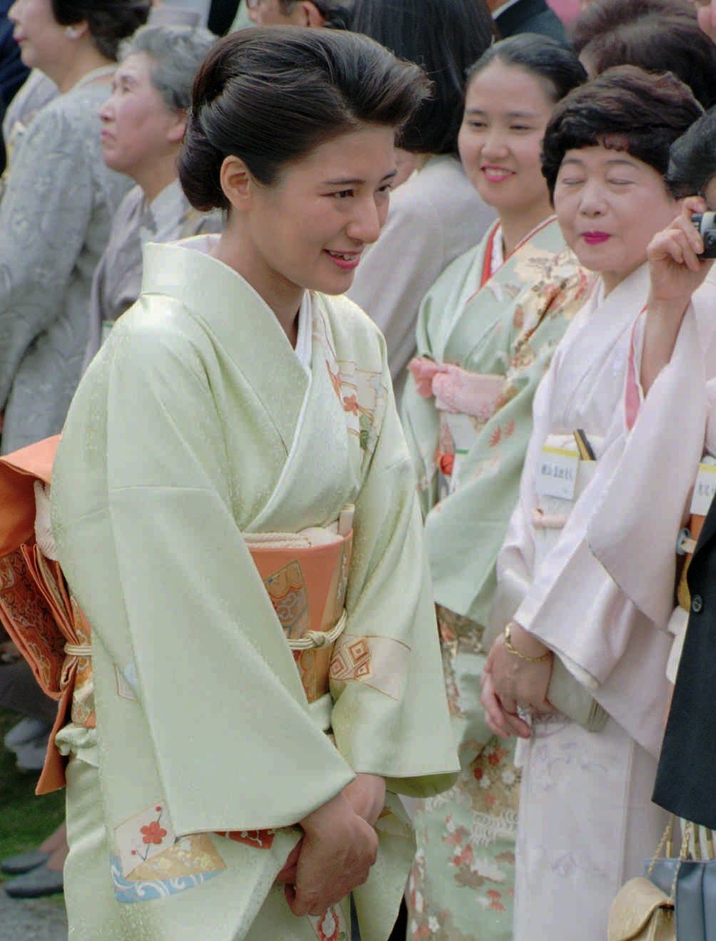 En ese momento apareció el lado oscuro de lo que parecía un cuento de hadas. Algunas especulaciones salieron del diario The Ashi Shimbum, uno de los más prestigiosos del país, argumentando que Masako no soportaba las duras reglas monárquicas y estaba consumida por el estrés y la ansiedad.