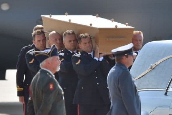 Los cuerpos comenzaron a ser trasladados, en una larga procesión de coches fúnebres, hacia la base militar de Hilversum, donde empezarán el proceso de identificaciones.