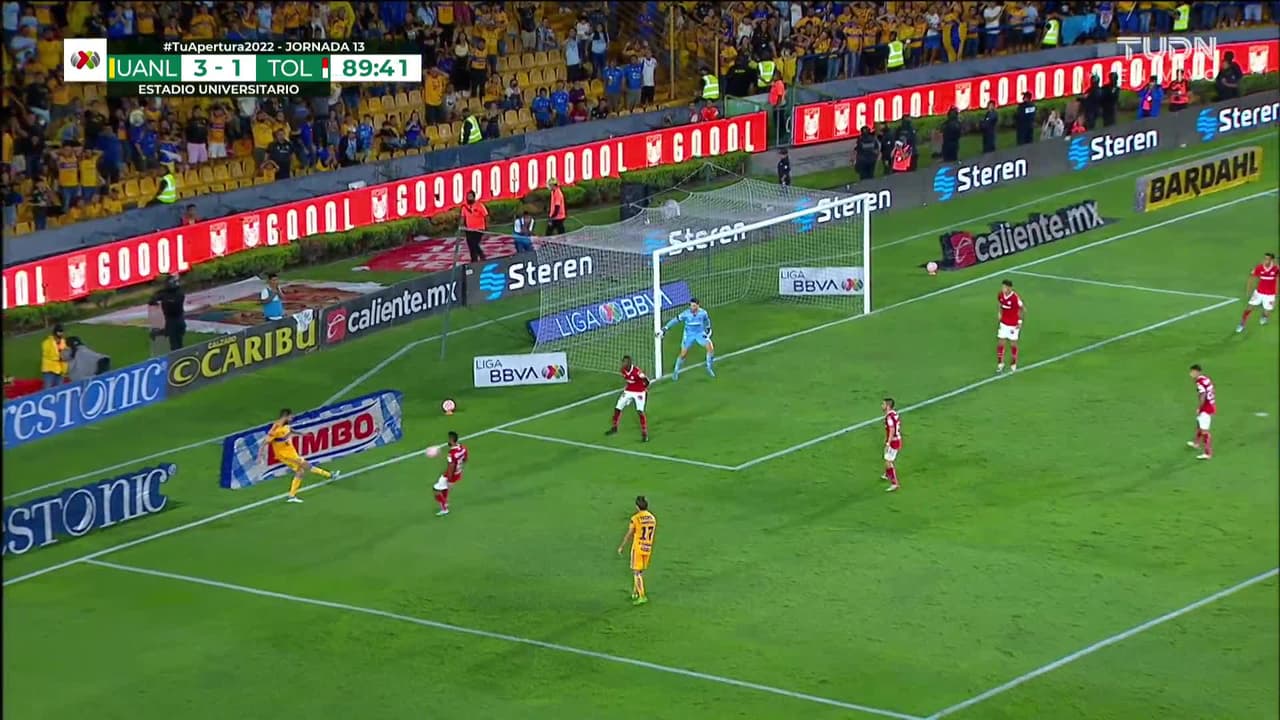 ¡CERCA! Sebastián Córdova disparó que se estrella en el poste.