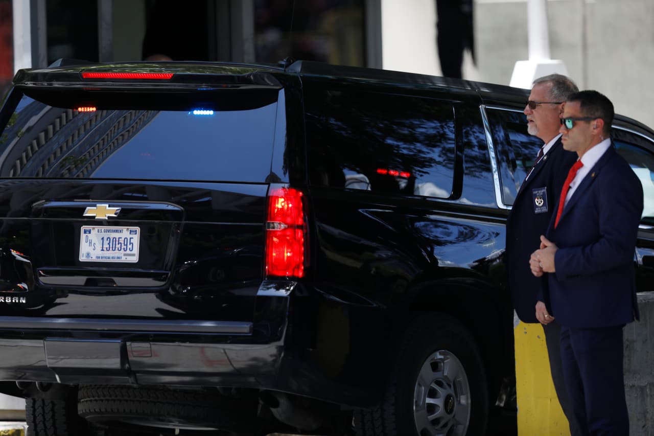 Bajo el resguardo de agentes del Servicio Secreto, llegó a la Corte en donde fue detenido oficialmente por agentes del FBI quienes le tomaron la fotografía y sus huellas digitales como parte del procedimiento de arresto oficial.