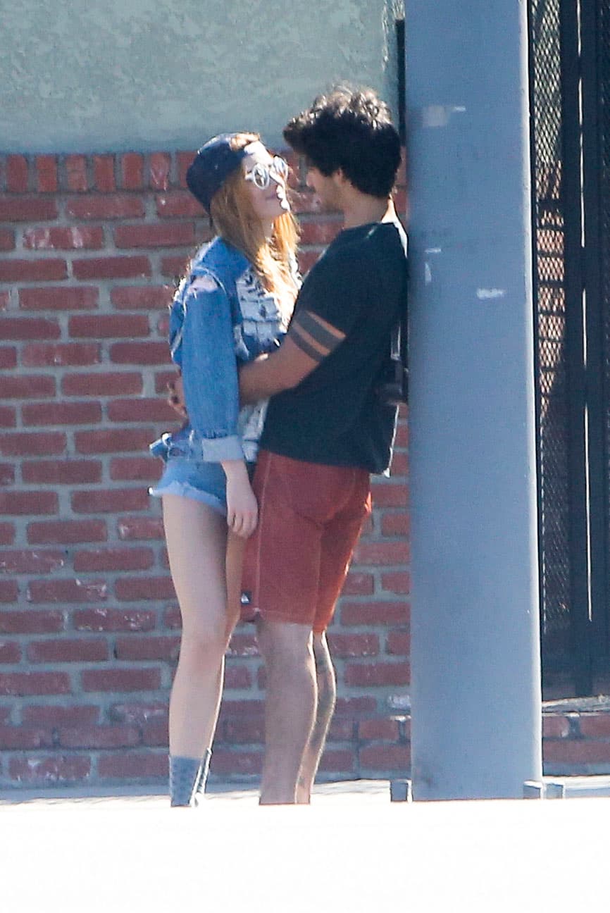 Luego se detuvieron en un poste para abrazarse y hablarse muy amorosos al oído.