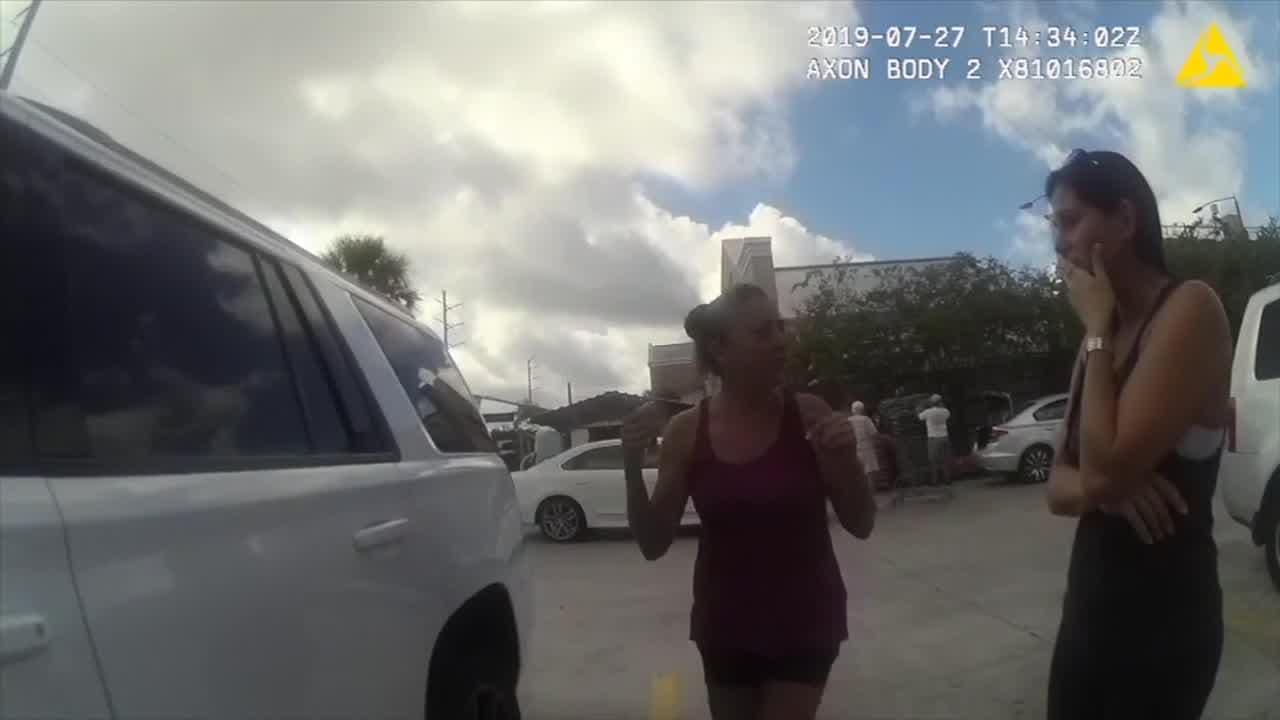 El desesperado intento de una madre por sacar a su bebé encerrada en un auto (Video)