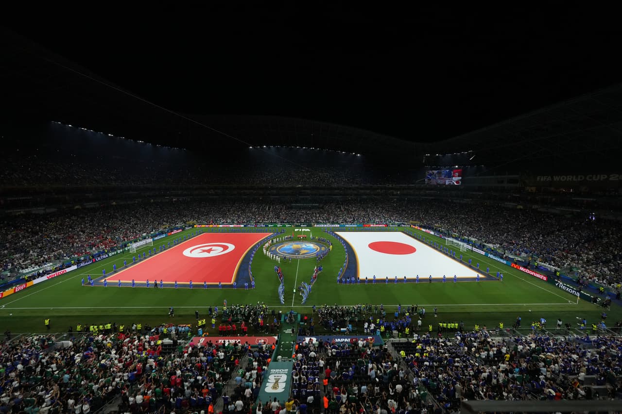 Jugadores de Japón y Túnez se alinean antes de su partido de fútbol del Grupo F de la Copa Mundial en Guadalupe, cerca de Monterrey, México, el sábado 20 de junio de 2026.
