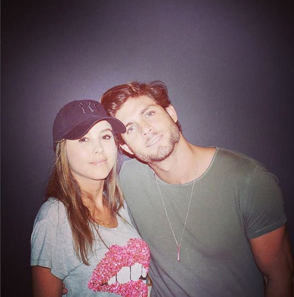 Mientras tanto sus seguidores se diven en opiniones, pues hay algunos que afirman que ellos continúan su relación.