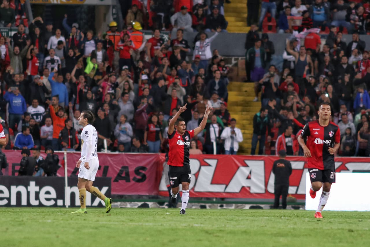 El paraguayo Osvaldo Martínez desde el punto penal marcó el 1-0 a los 53 minutos, la gente de los Rojinegros festejaba alegre esta anotación.