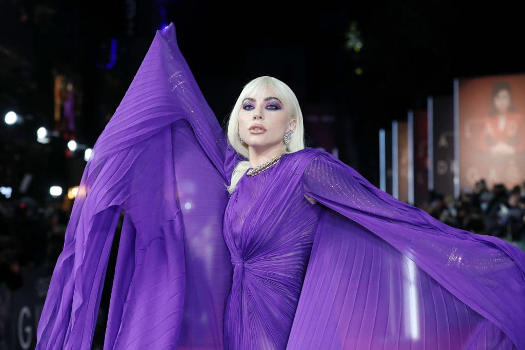Para la premiere de la cinta en Londres, Inglaterra, Gaga eligió un vestido morado que fue diseñado por la casa de alta costura Gucci.