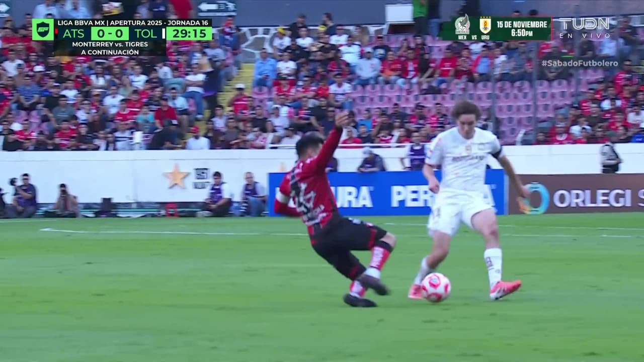 ¿Era de roja? Aldo Rocha entra con fuerza al límite y la jugada no es revisada