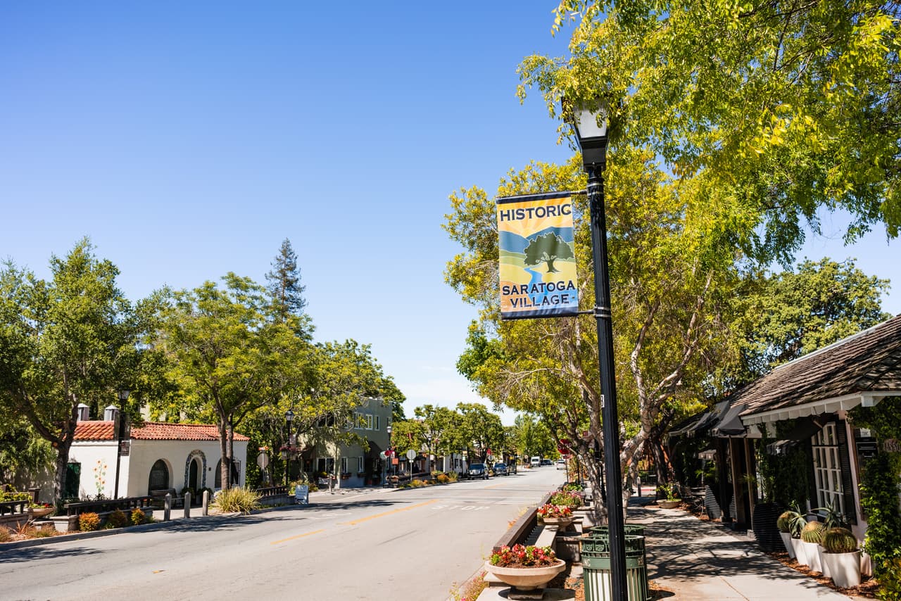 <b>Puesto 6 <b>(tres ciudades empatadas)</b></b>
<br>
<br>
<b>Saratoga, California </b>
<br>
<br>
<i>Credit score</i> promedio de sus residentes: 784 puntos.
<br>
<br>Para el puntaje crediticio no se toma en cuenta sus ingresos, pero a quien solicite un nuevo crédito si lo hará. Es posible que no sea aprobado si le parece que será incapaz de pagar.
<br>