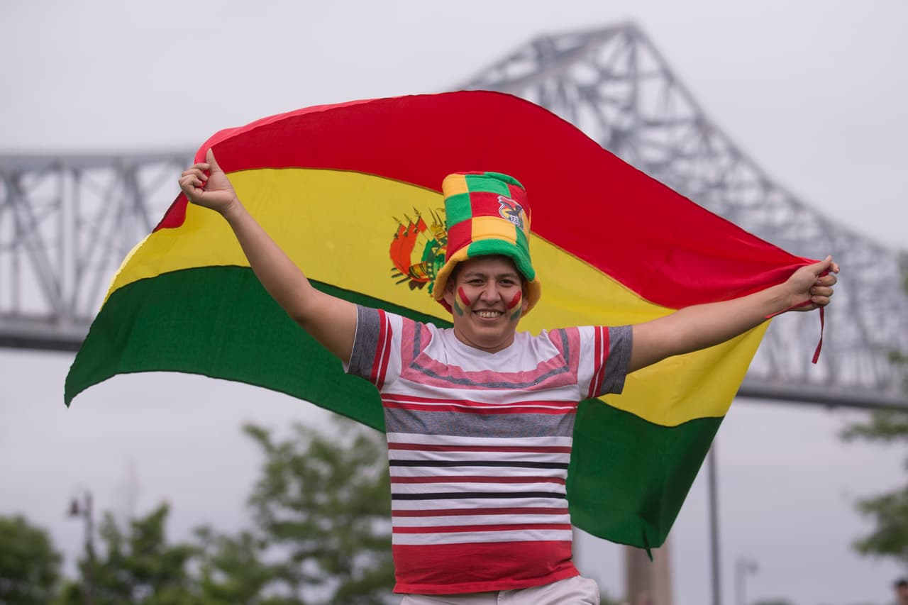 Los bolivianos también tuvieron sus representantes para apoyar a su equipo.