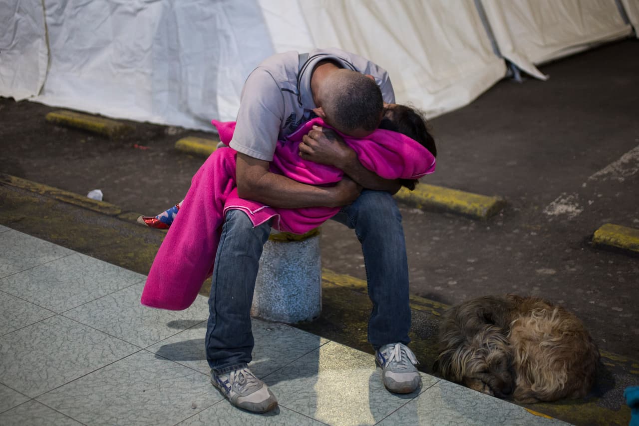 Un hombre abraza a su hija con una manta. En la frontera de Rumichaca, las temperaturas en la noche pueden llegar a los 5 grados centígrados.