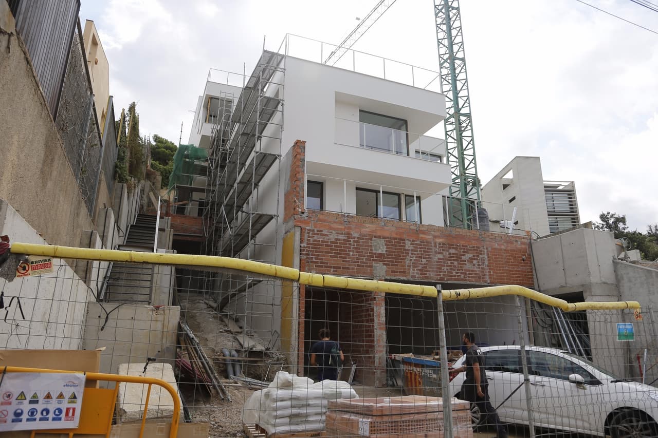 Esta nueva construcción está ubicado en el lujoso barrio de Espuglas de Llobregat en la zona residencial Ciudad Diagonal en Barcelona, España.