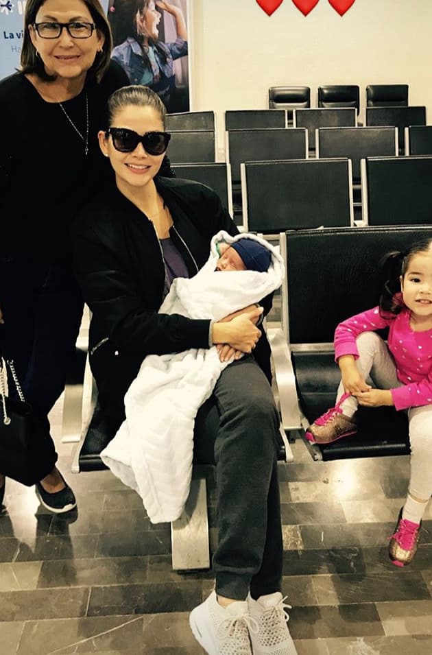 Después de unos días llenos de amor, en los que pudo disfrutar de su familia en México, Ana Patricia volvió a su casa, no sin antes tomarse una foto con Giulietta y su mamá, en la que ella aparece sosteniendo entre sus brazos a su sobrino Santiago.