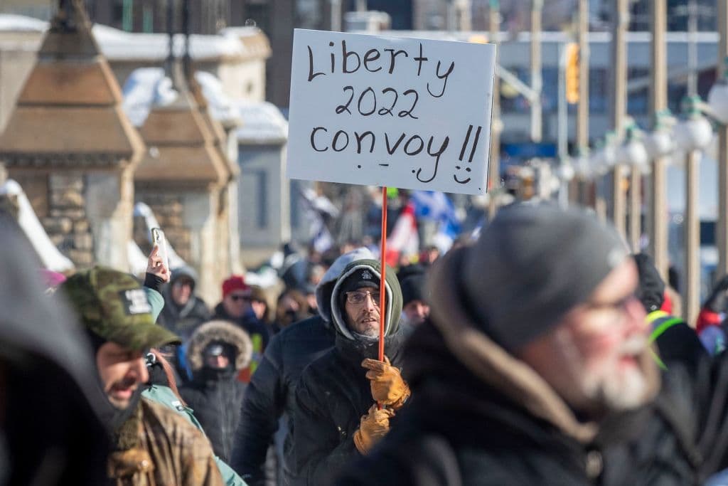 Manifestantes que se han unido a la protesta de los camioneros en Canadá contra las medidas covid-19.